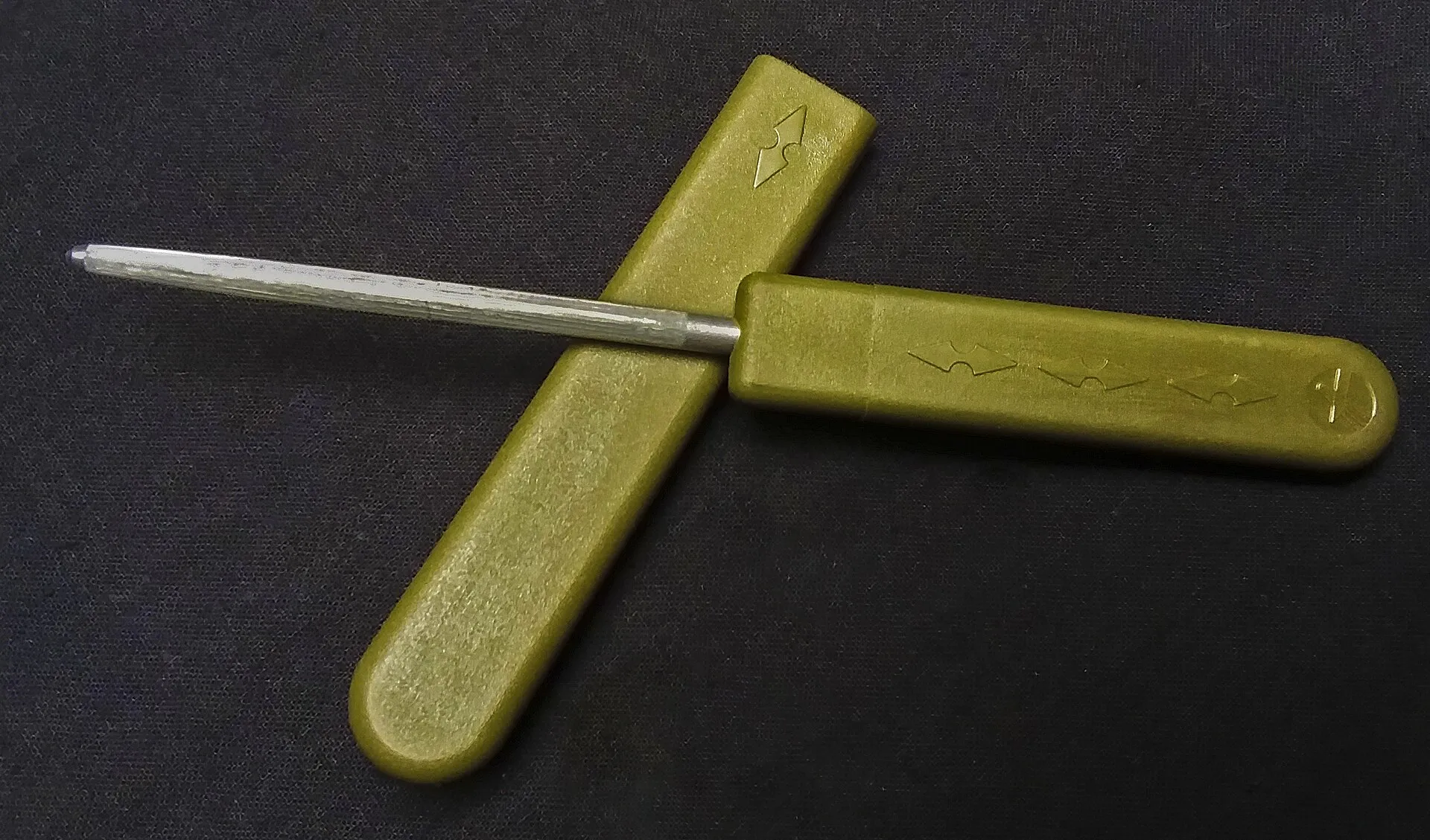 Bastão de afiar portátil, com cabo amarelo dobrável, sobre fundo escuro