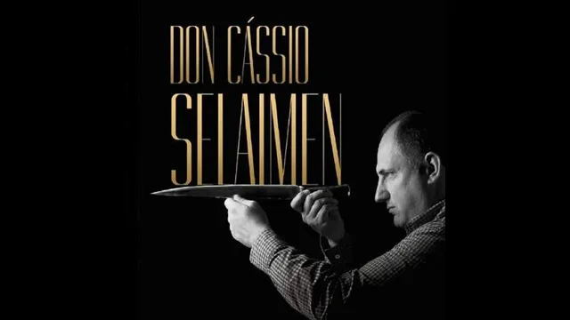 Don Cássio Selaimen de perfil sobre fundo preto, erguendo horizontalmente uma faca de lâmina larga, com seu nome em letras douradas ao fundo.