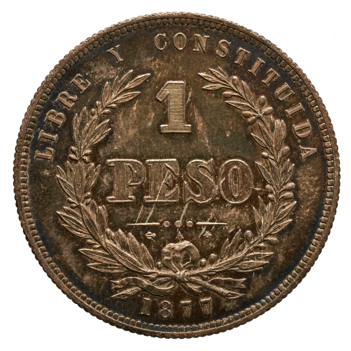 Reverso de uma moeda de prata escurecida com o número 1 e a palavra PESO dentro de uma coroa de louros, a inscrição LIBRE Y CONSTITUIDA na borda e a data 1877 embaixo